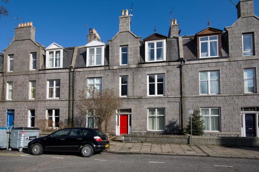 Cosy 2 Bedroom Central Apartment - Free Parking, Free Wifi Aberdeen Exterior photo